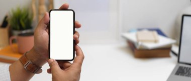 Erkek girişimcinin, bulanık ofis arka planına sahip boş ekran akıllı telefonu görüntüsünü kapat