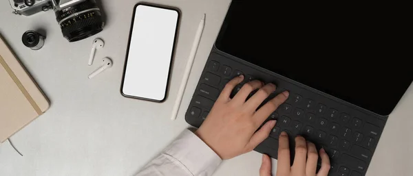 Fotografia Aérea Trabalhadora Escritório Sexo Feminino Digitando Teclado Tablet Com — Fotografia de Stock