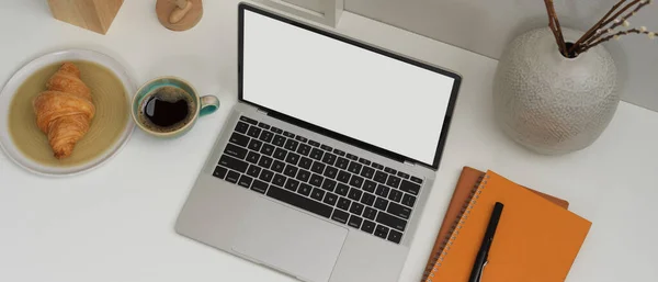 Накладний Знімок Порожнього Екрану Ноутбука Робочому Столі Канцелярськими Товарами Сніданком — стокове фото