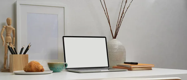 Captura Recortada Computadora Portátil Pantalla Blanco Mesa Trabajo Con Papelería —  Fotos de Stock