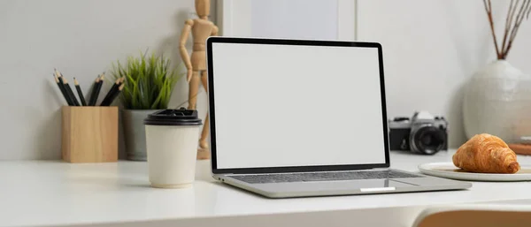 Captura Recortada Computadora Portátil Pantalla Blanco Mesa Trabajo Con Papelería —  Fotos de Stock