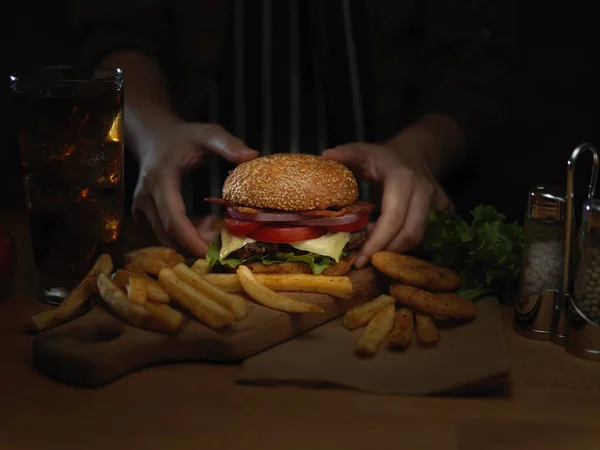 Kadın Aşçının Taze Solungaçlı Burgeri Ahşap Tepside Patates Kızartmasıyla Servis — Stok fotoğraf