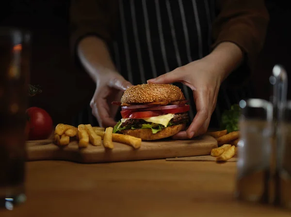 Vista Vicino Della Cuoca Che Decora Gustoso Hamburger Fresco Vassoio — Foto Stock