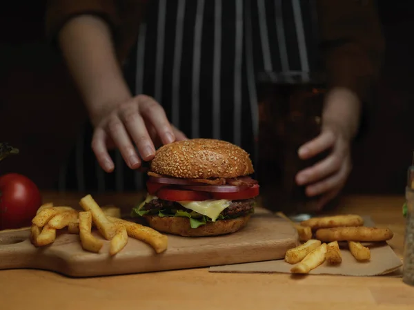 Γκρο Πλαν Άποψη Της Γυναικείας Μαγειρικής Φρέσκο Νόστιμο Burger Σερβίρει — Φωτογραφία Αρχείου