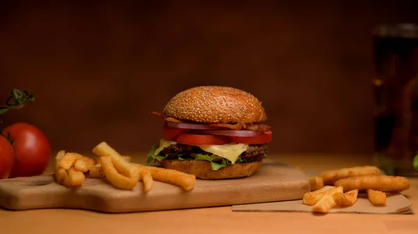 Vista Vicino Del Gustoso Hamburger Pancetta Fatto Casa Con Patatine — Foto Stock