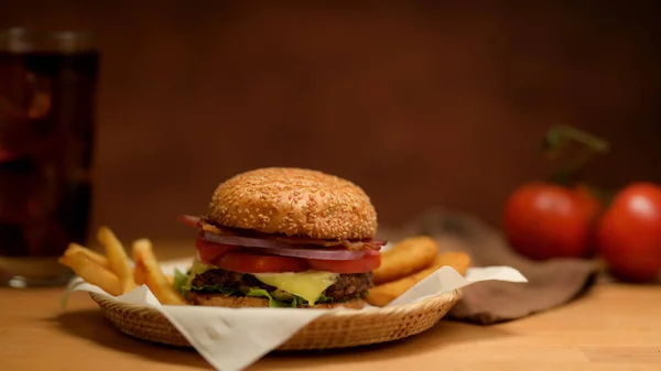 Hasır Tepside Servis Edilen Taze Izgara Burger Patates Kızartmasını Yakından — Stok fotoğraf