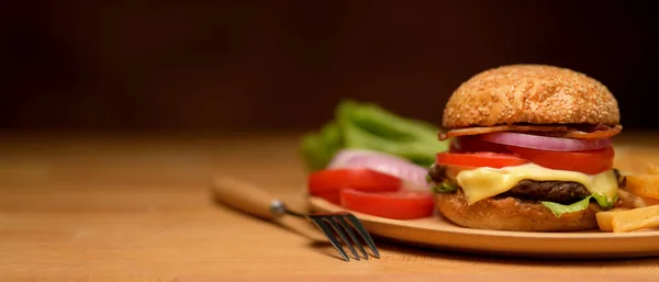 就餐时用木制盘子盛放蔬菜的新鲜美味自制汉堡包近景 — 图库照片