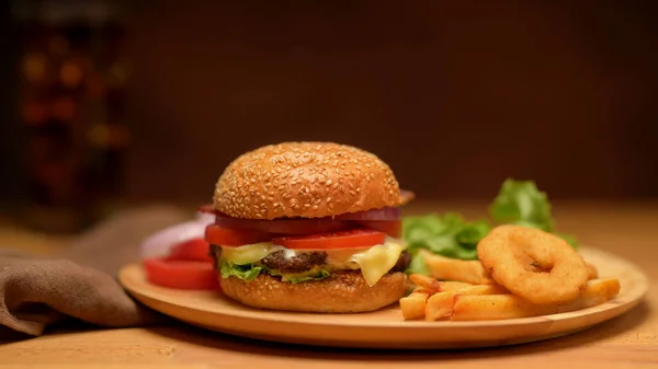 Ahşap Tabakta Servis Edilen Taze Yapımı Hamburger Patates Kızartması Soğan — Stok fotoğraf