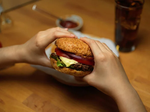 신선하고 맛있는 베이컨 버거가 케첩과 음료와 식탁에서 수있도록 — 스톡 사진