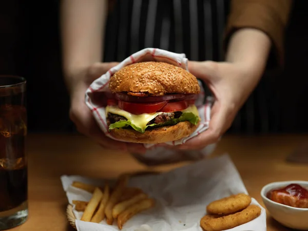 Vista Vicino Delle Mani Femminili Che Tengono Fresco Delizioso Hamburger — Foto Stock