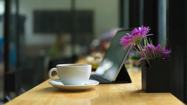 Vista Lateral Espaço Trabalho Com Xícara Café Decoração Tablet Digital — Fotografia de Stock