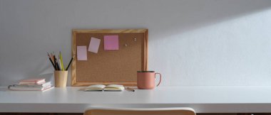 Çalışma tablosunu kopya alanı, kırtasiye malzemesi, bellek tahtası ve okul ögeleri ile kapat