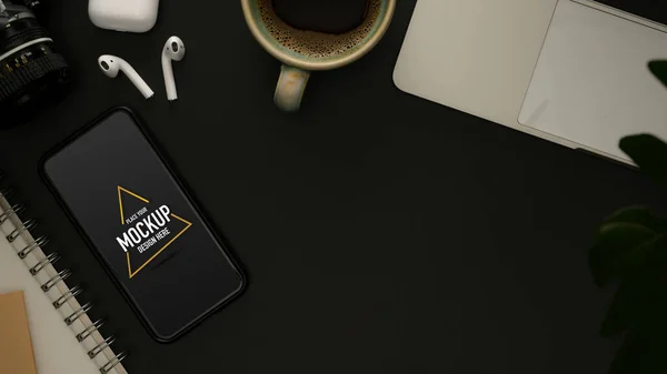 ブラックデスク上のモックアップ付きワークテーブルのトップビュー スマートフォン アクセサリー コピースペース — ストック写真