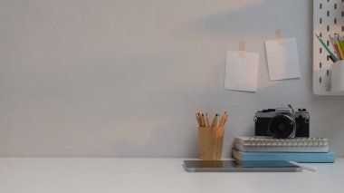 Çalışma tablosunu kopya alanı, kırtasiye malzemesi, kitaplar, kamera ve dijital tablet ile kapat 