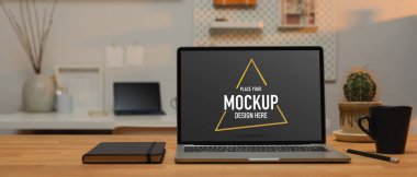 Çalışma tablosunu ev ofisindeki dizüstü bilgisayar, kahve fincanı ve takvim defteriyle kapat 