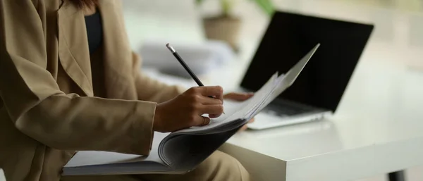 Schnappschuss Eines Büroangestellten Der Modernen Büroraum Mit Akte Arbeitet — Stockfoto