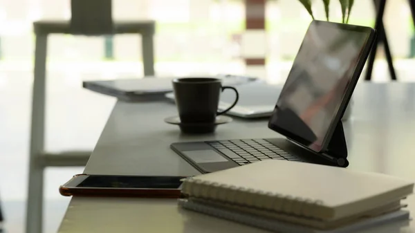 Zijaanzicht Van Werkruimte Met Digitale Tablet Notebooks Smartphone Benodigdheden Witte — Stockfoto