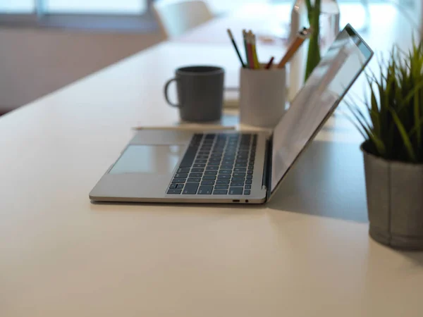 Seitenansicht Des Arbeitstisches Mit Laptop Schreibwaren Dekorationen Und Kopierraum Home — Stockfoto