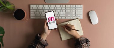 Serbest Çalışan 'ın akıllı telefonu taklit ederek bilgisayar masasında çalışırken çekilen fotoğrafı. 