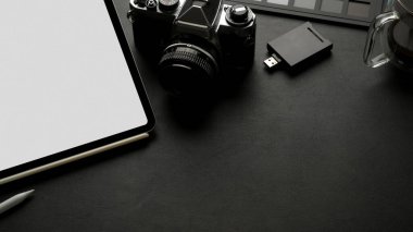 Tablet, kamera, aksesuar ve siyah deri masaya kopyalama alanı ile kırpılmış çalışma alanı görüntüsü