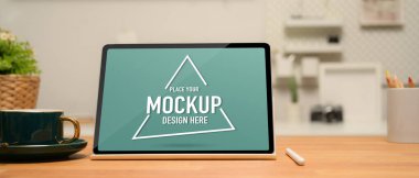 Çalışma tabletini, stilini, kahve fincanını, saksıyı ve ahşap masadaki kopyalama alanını kullanarak işe yarar görünümü kapat 