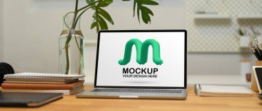 Çalışma alanını, dizüstü bilgisayar, malzeme, kırtasiye malzemesi, dekorasyon ve ahşap masadaki kopyalama alanı ile kapat