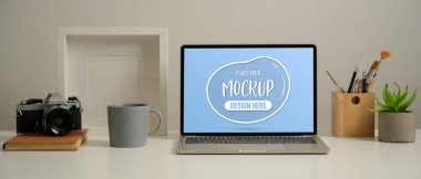 Çalışma masasının görüntüsünü bilgisayarla, kamerayla, malzemelerle, kupayla ve dekorasyonla kapat 