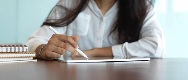 Nahaufnahme Der Studentenhand Mit Digitalem Tablet Mit Stift Auf Holztisch — Stockfoto