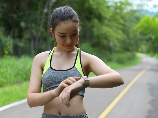 Portret Van Een Vrouw Sportkleding Het Instellen Van Haar Smartwatch — Stockfoto