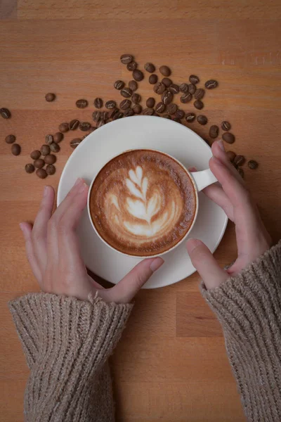 Καλλιεργημένο Πλάνο Των Γυναικείων Χεριών Κρατώντας Ένα Φλιτζάνι Καφέ Latte — Φωτογραφία Αρχείου