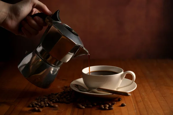 Vista Cerca Mano Femenina Verter Café Cafetera Taza Mesa Madera — Foto de Stock