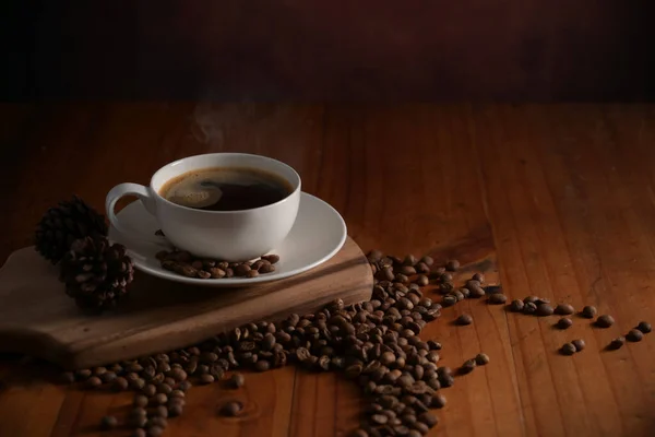 Vue Rapprochée Une Tasse Café Chaud Sur Plateau Bois Décoré — Photo