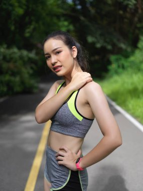 Genç formda sporcu parkta geçirdiği yoğun eğitimden sonra kasları ağrır. 