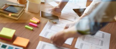 ui tasarım ekibinin akıllı telefon uygulaması üzerinde çalışırken çekilmiş görüntüleri.