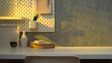 Çalışma ortamının görünümü kopya alanı, kitaplar, kırtasiye ve dekorasyonu ile kapat 