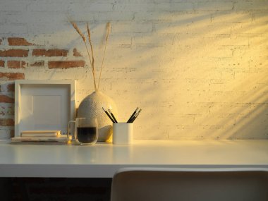 Ofis odası manzarasını kapatıyoruz. Kırtasiye, kahve fincanı, dekorasyon ve fotokopi masası var.