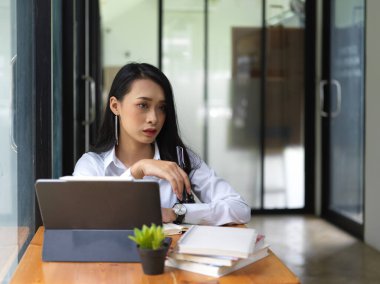 Ofisteki projesini düşünen çekici kadın işçinin portresi. 