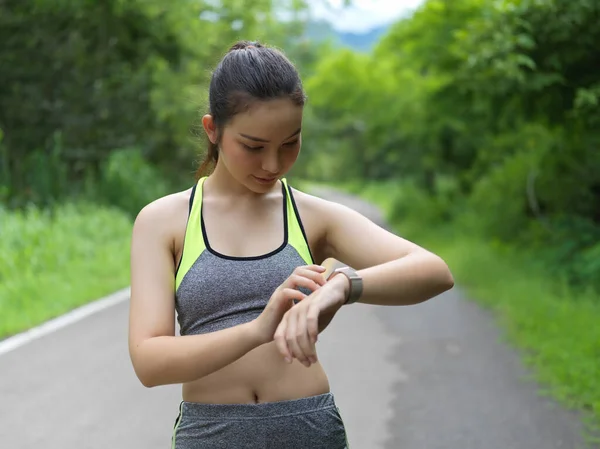 Young Fit Atleet Kijken Naar Smartwatch Haar Training Beoordelen — Stockfoto