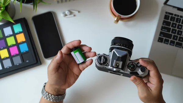 Top View Male Photographer Holding Camera Camera Film His Hand — Stock Photo, Image