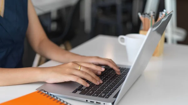 Colpo Ritagliato Giovane Donna Che Digita Sul Computer Portatile Mentre — Foto Stock