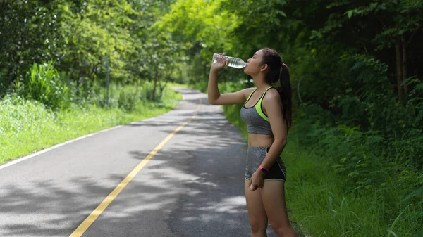 Ung Kvinnlig Idrottsman Dricksvatten Medan Motion Parken — Stockfoto