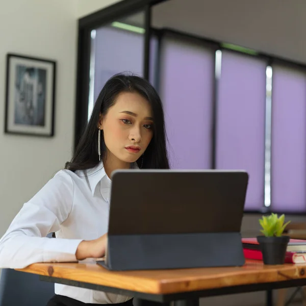 Retrato Una Trabajadora Oficina Que Trabaja Con Una Tableta Digital —  Fotos de Stock