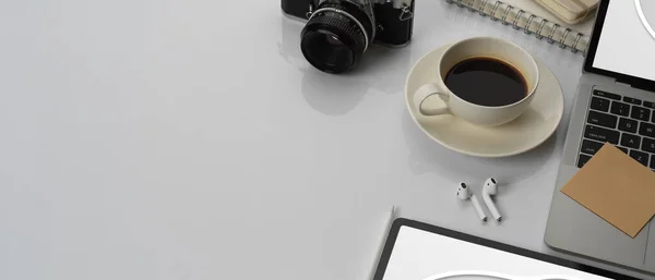 Kopya Alanı Dizüstü Bilgisayar Tablet Kahve Fincanı Aksesuarlarla Çalışabilir Görüntüler — Stok fotoğraf