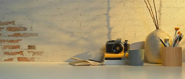 Vista Cercana Mesa Trabajo Con Cámara Herramientas Pintura Libros Papelería — Foto de Stock