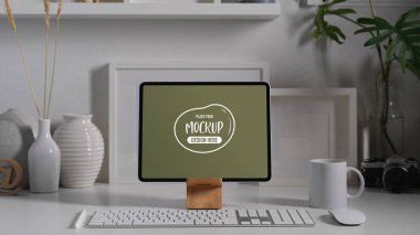 Çalışma tableti, klavye, aksesuarlar ve dekorasyonla çalışma masasının görünümünü kapat