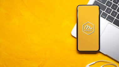 Akıllı telefon, dizüstü bilgisayar ve kopyalama alanı ile renkli çalışma tablosunun üst görünümü 