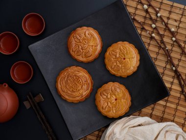 Ay Festivali 'nde geleneksel ay pastaları ve çay setinin olduğu en iyi masa manzarası. Ay pastasındaki Çince karakter İngilizcede 