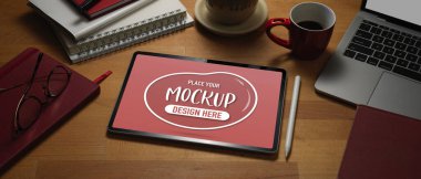 Bilgisayarlı ve malzemeli ahşap işlemeli dijital tabletin görüntüsünü kapat