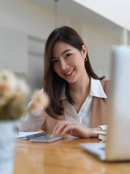 Portrait Female University Student Doing Assignment Digital Devices Table Cafe — Stock Photo, Image