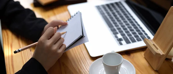 Oldalnézet Üzletasszony Jegyzetel Üres Notebook Miközben Dolgozik Laptop Asztalon — Stock Fotó